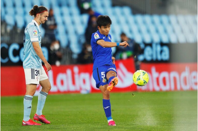 思わずボールを蹴り上げる©Daisuke Nakashima