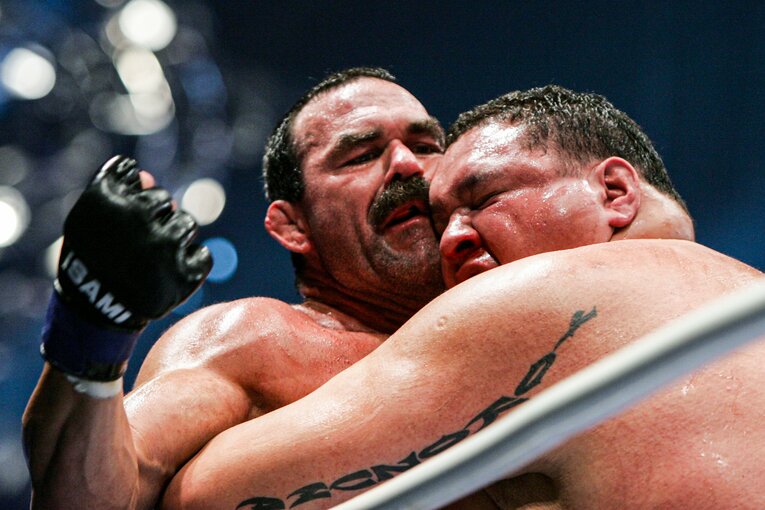 ドン・フライをコーナーに押し込む曙　©Susumu Nagao