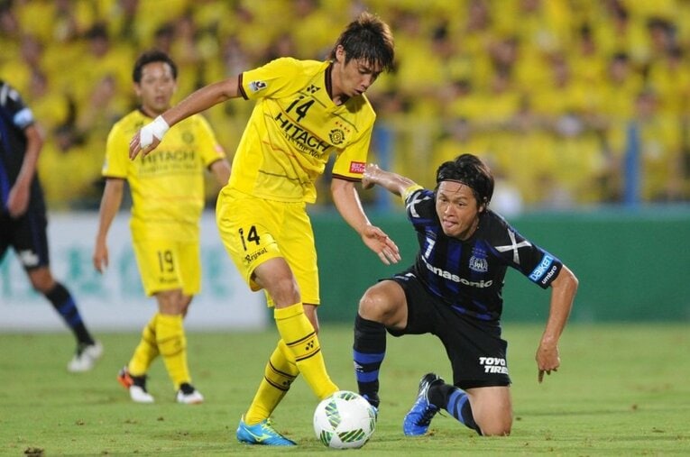 伊東純也（柏）vs.遠藤保仁（G大阪） ／ photograph by Getty Images