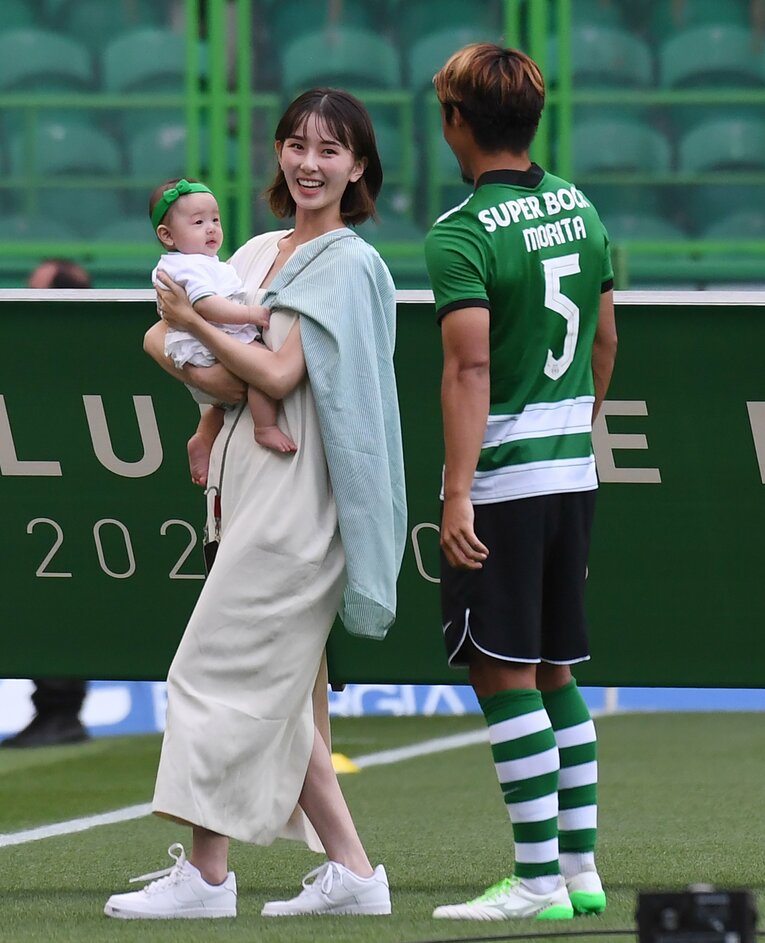 スポルティング1年目、守田と妻の藤阪れいなさんと家族のほんわか3ショット　©Getty Images