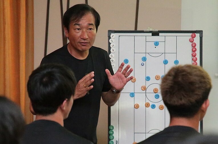ミーティング中、熱心な表情で選手にコンセプトを説く霜田正浩監督。キャンプでしか見られない貴重なものだ。 ／ photograph by Norio Rokukawa