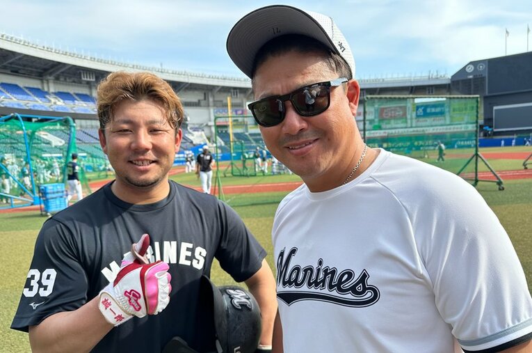 尊敬する村田修一打撃コーチ（右）の助言のもと、甲子園で今季1号を放ったロッテ大下誠一郎（25歳）。現役ドラフトでオリックスからロッテへ加入した ／ photograph by Chiba Lotte Marines