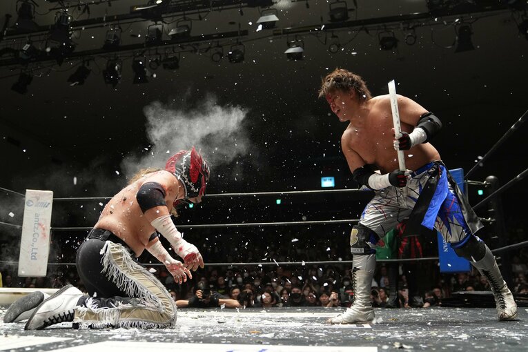 エル・デスペラードの頭に蛍光灯を叩き込む杉浦透　©Masashi Hara