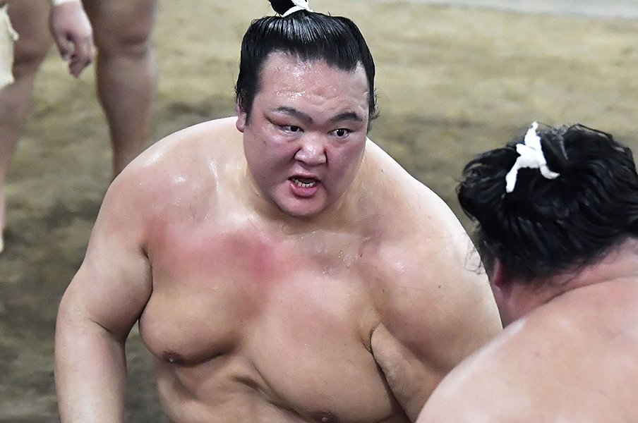 稀勢の里の完全復活は実現するか。希望と絶望、相反する双方のデータ。<Number Web> photograph by Kyodo News
