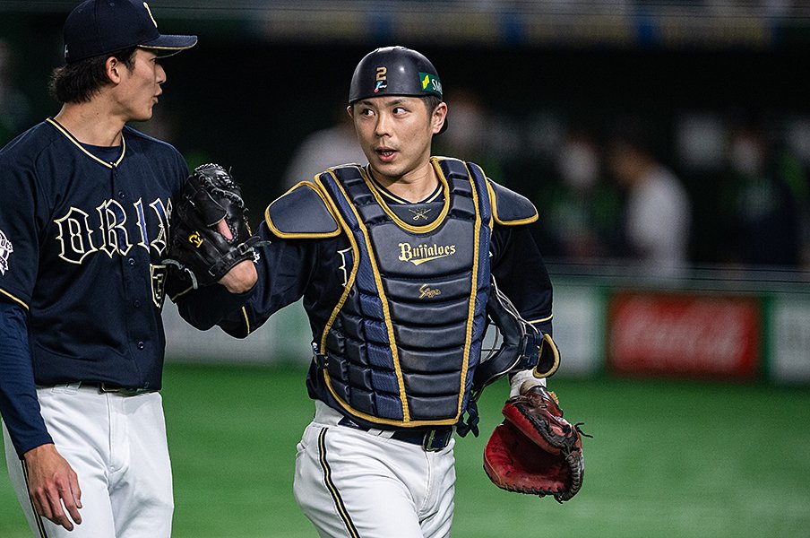 2週間出場ゼロ→山本由伸と最優秀バッテリー賞「大逆転の1年」を過ごしたオリックス若月健矢が語る“寅威さん”へのライバル心<Number Web> photograph by Nanae Suzuki
