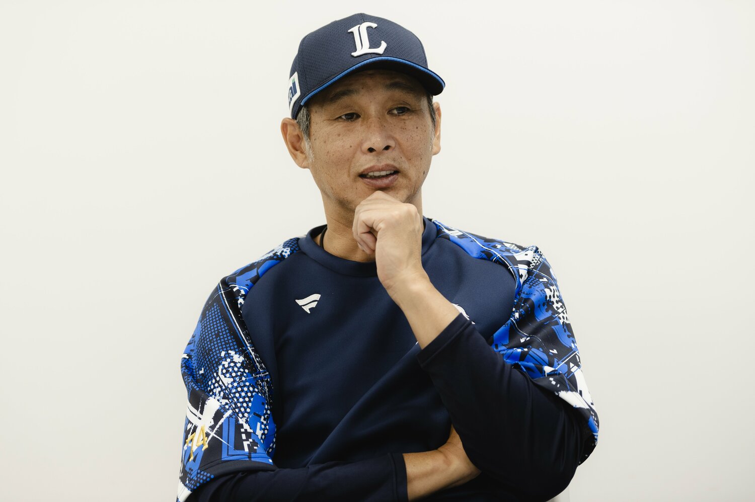 現役時代には全くしなかったという験担ぎに、顎髭をそっていないという西口監督　©Wataru Sato