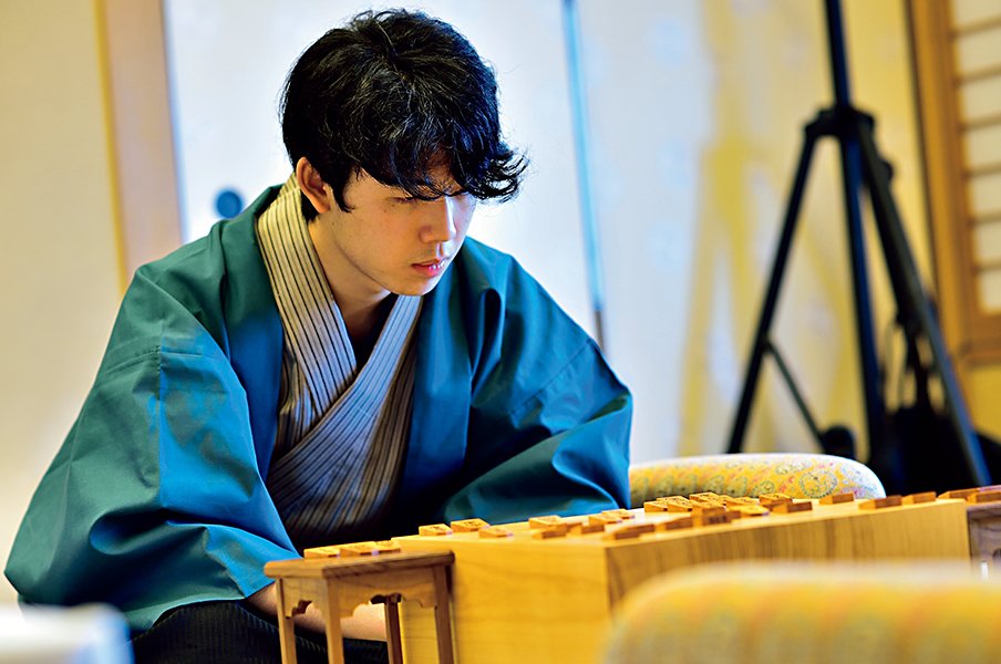 <最年少二冠の輝き>藤井聡太 天翔ける18歳。<Number Web> photograph by Bansui Nakano