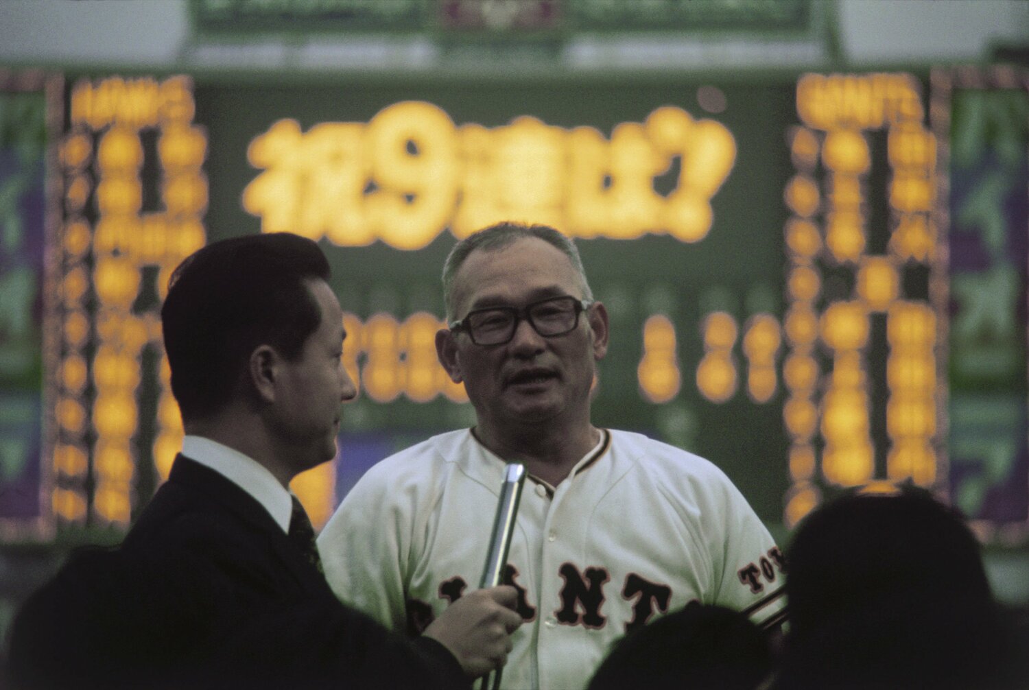 日本シリーズ9連覇を達成し、インタビューに答える巨人・川上哲治監督（1973年）©︎JIJI PRESS