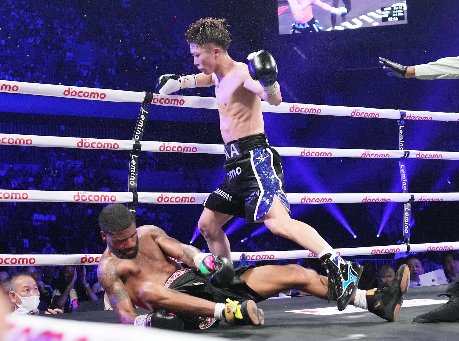 8ラウンド、1度目のダウン。「最初のダウンで、試合が終わっていてもおかしくなかった」　©Naoki Fukuda
