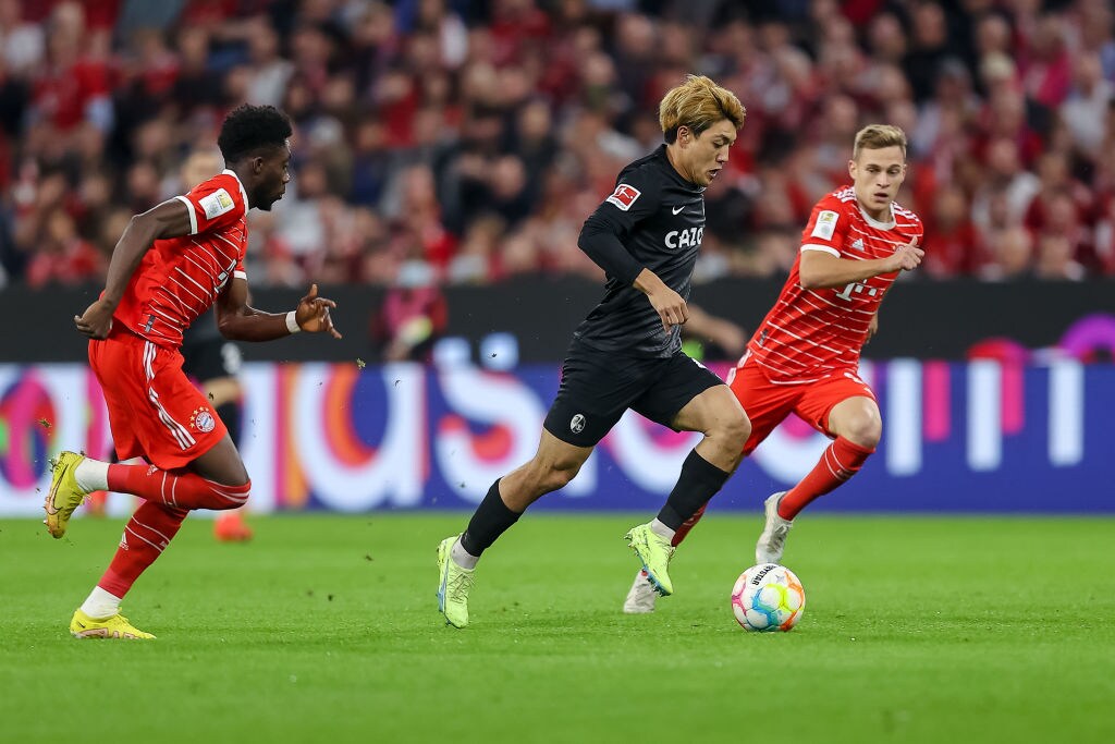 バイエルン戦でのフライブルク堂安　©Getty Images