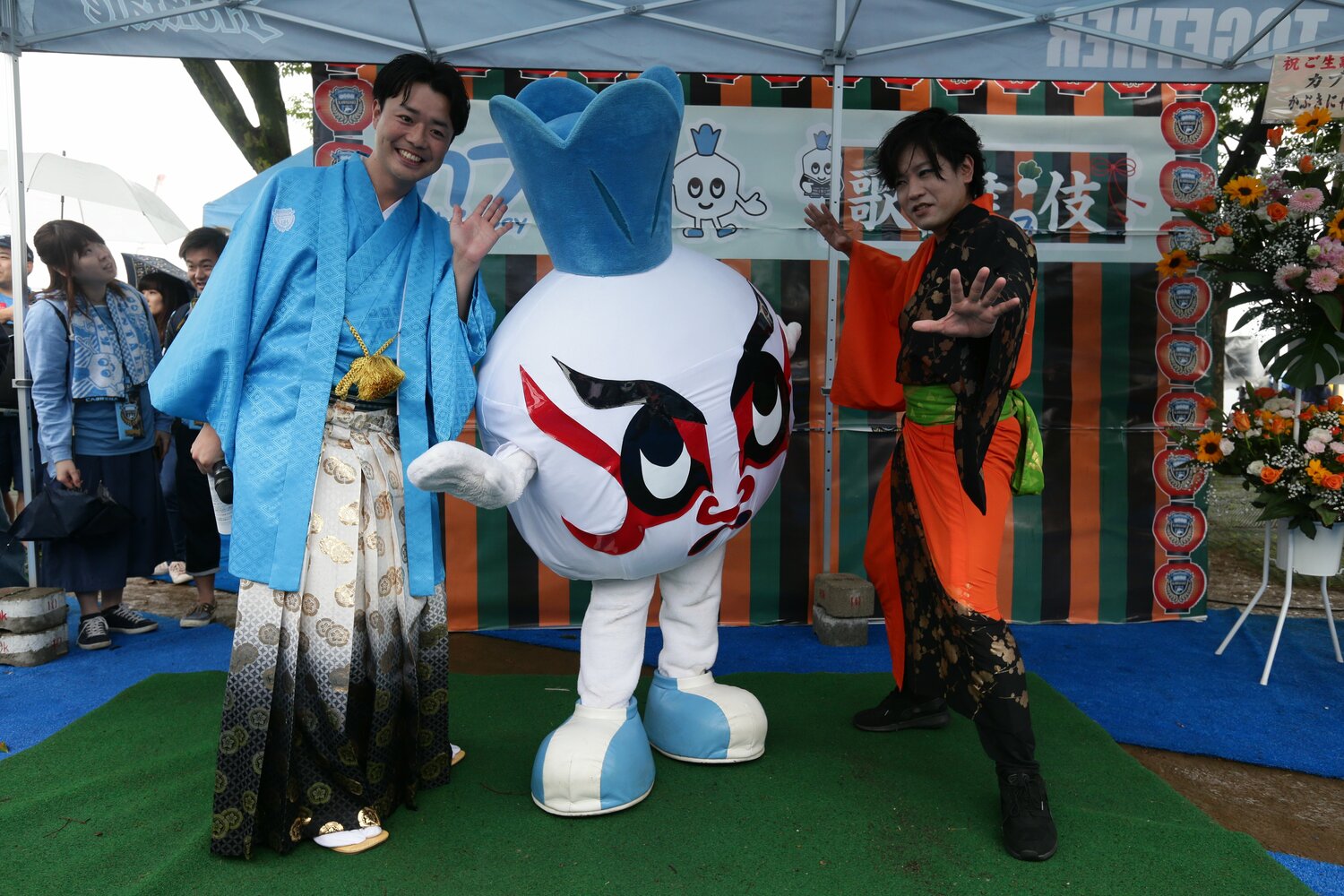 2019年の歌舞伎イベントでは大ブレイク直前の「ぺこぱ」が来たことも。シュウペイと小林悠が高校の同級生だった縁でもある　©J.LEAGUE