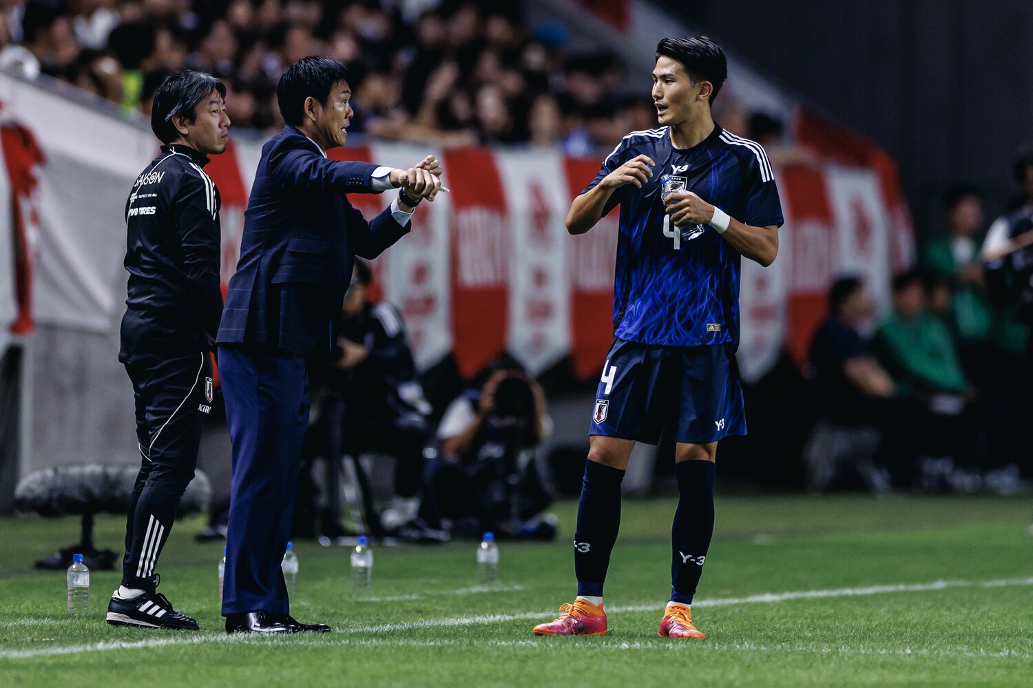 森保監督の指示を仰ぐ渡辺剛　©Kiichi Matsumoto