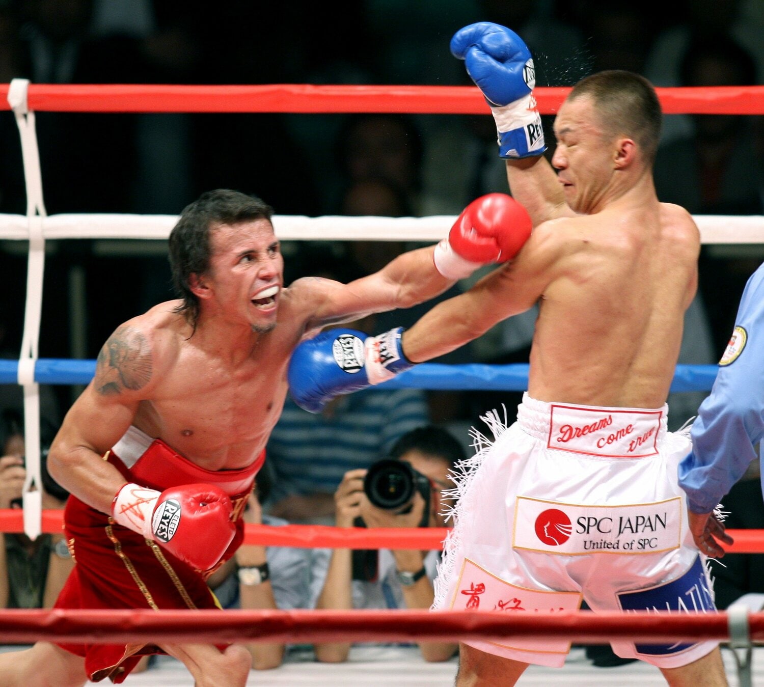 嶋田雄大に猛攻を仕掛けるエドウィン・バレロ　©JIJI PRESS