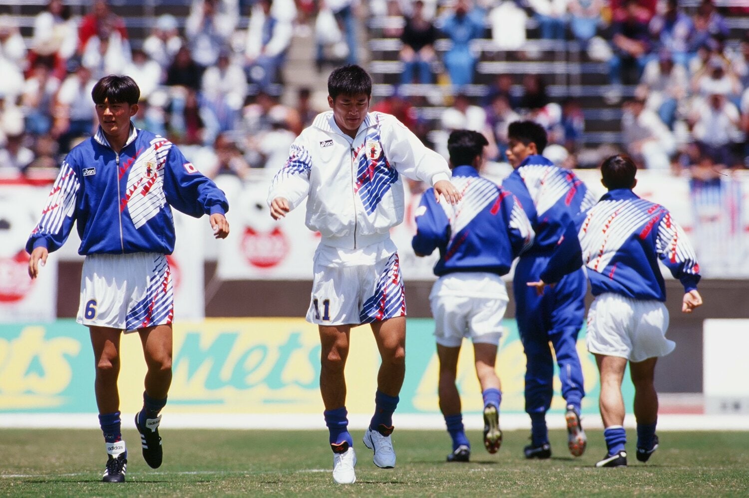憧れの三浦知良とアップする岩本輝雄 ©︎JFA