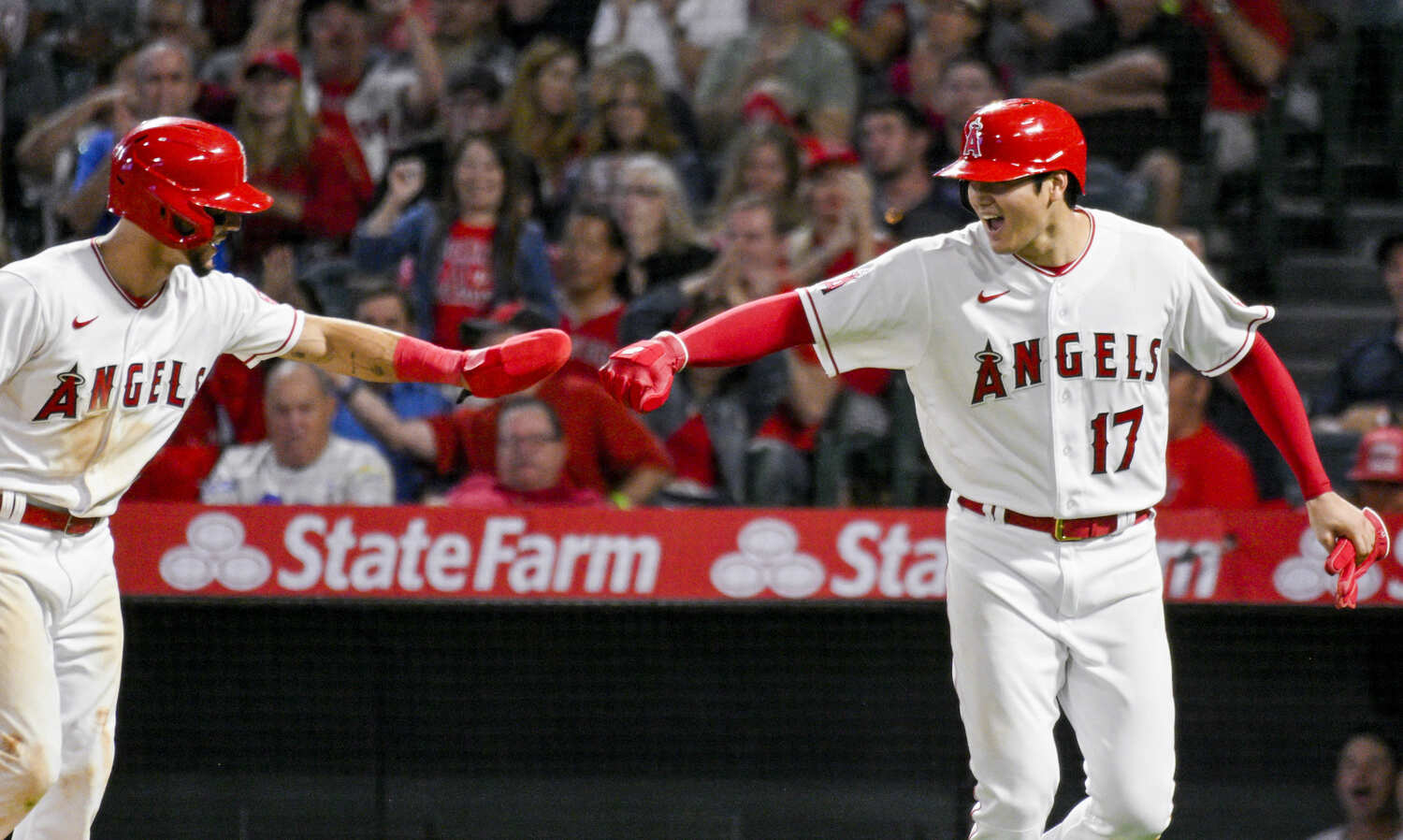 ベラスケスと笑顔でグータッチする大谷　©Getty Images