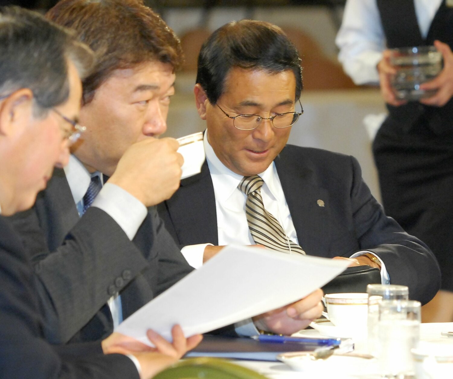 日本ハムのGMとして2006年ドラフト会議に臨んだ高田繁(右) ©JIJI PRESS