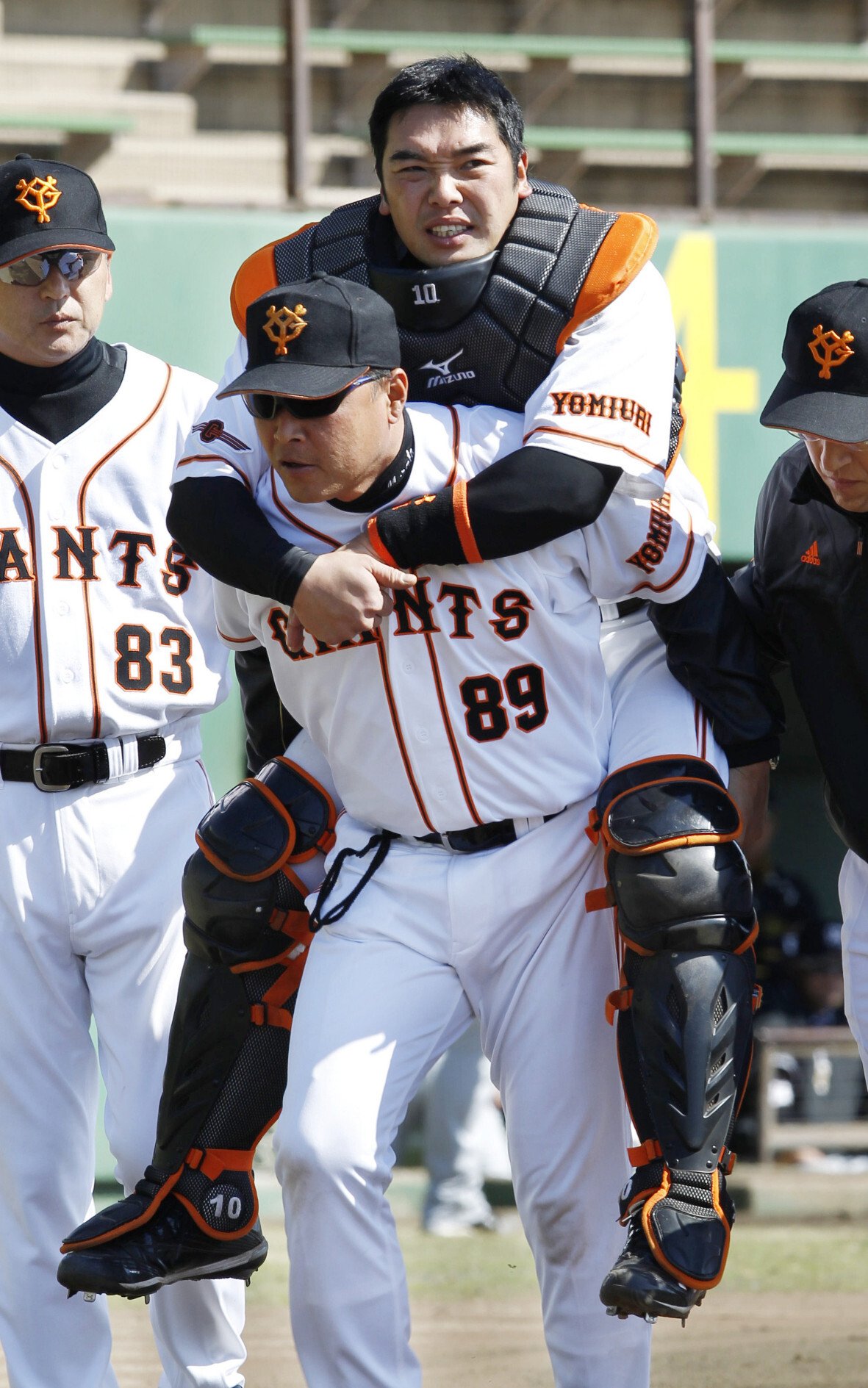 写真は2011年。練習試合で右ふくらはぎを痛めた阿部慎之助を背負う村田コーチ　©KYODO