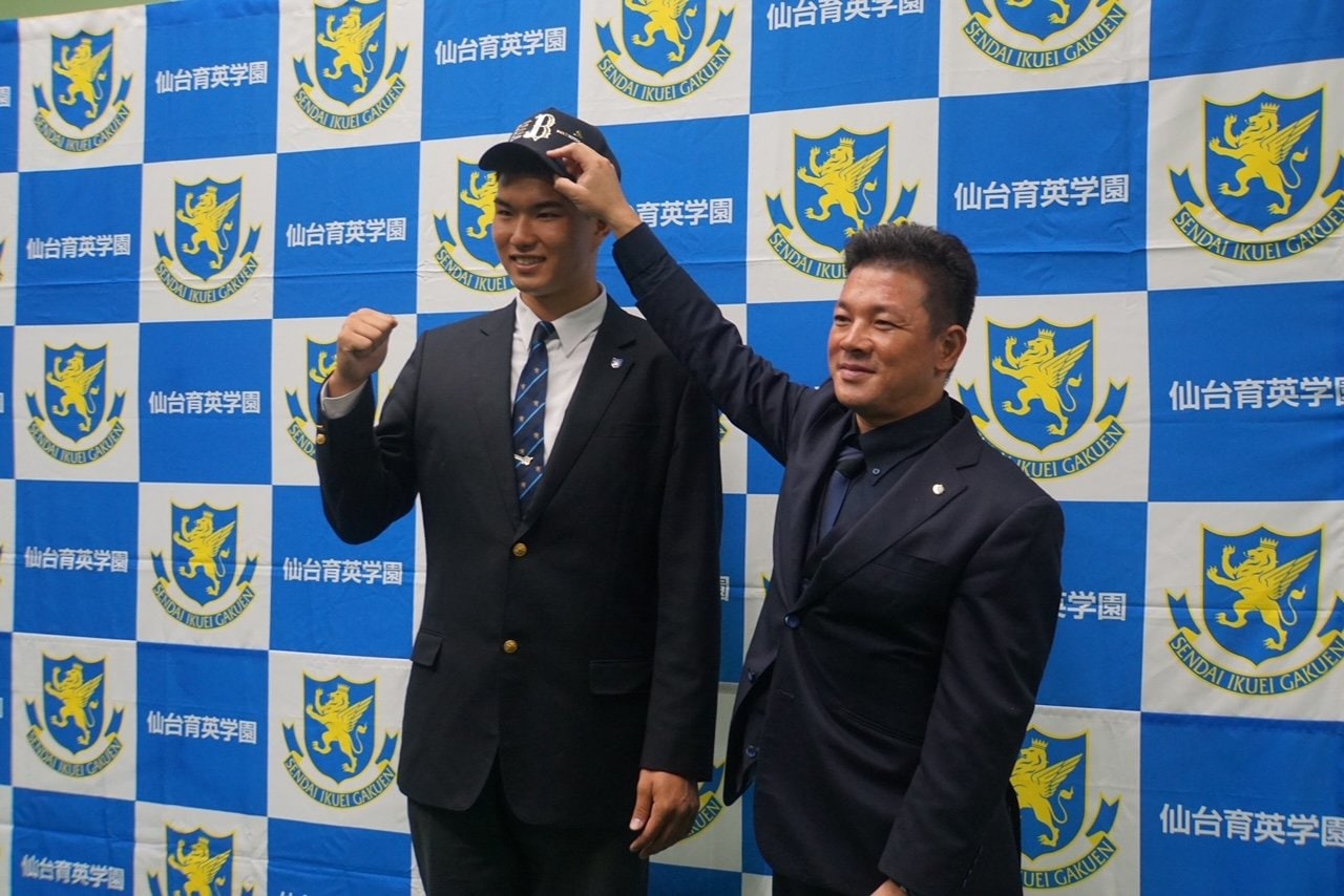 10月24日のドラフト会議、オリックスに3位指名された山口廉王(仙台育英)と須江航監督。山口は193cmの超大型右腕 ©Kei Nakamura