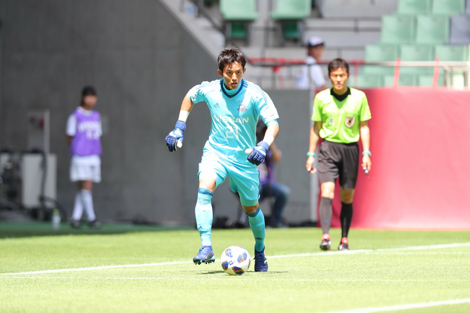 GKでありながら、ときに果敢にドリブルで”攻撃参加”する飯倉大樹　©︎J.LEAGUE