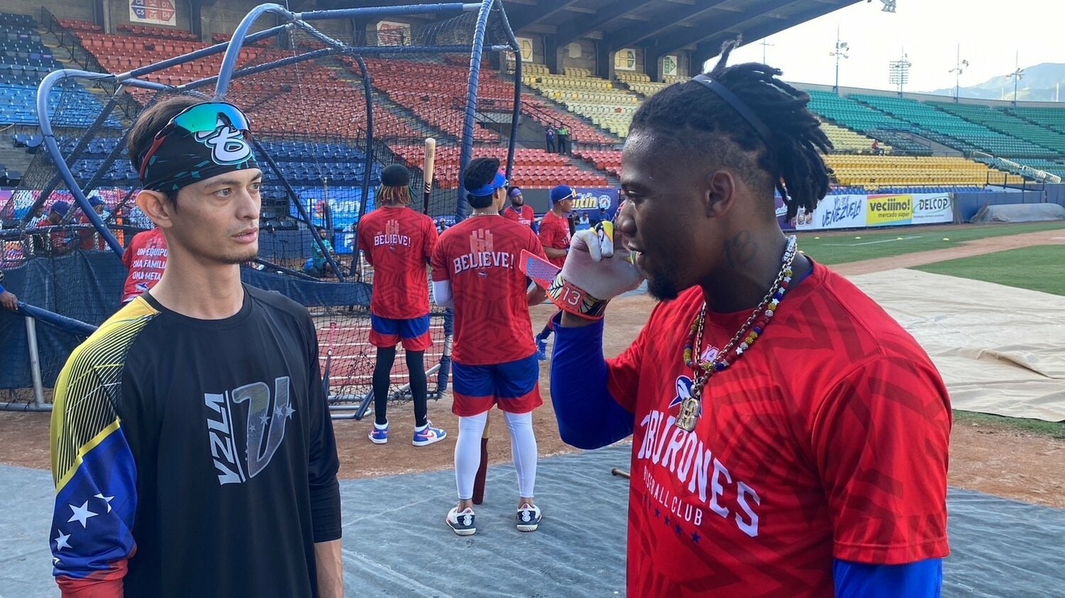 アクーニャJr.の打撃論を真剣に聞く乙坂　写真は本人提供