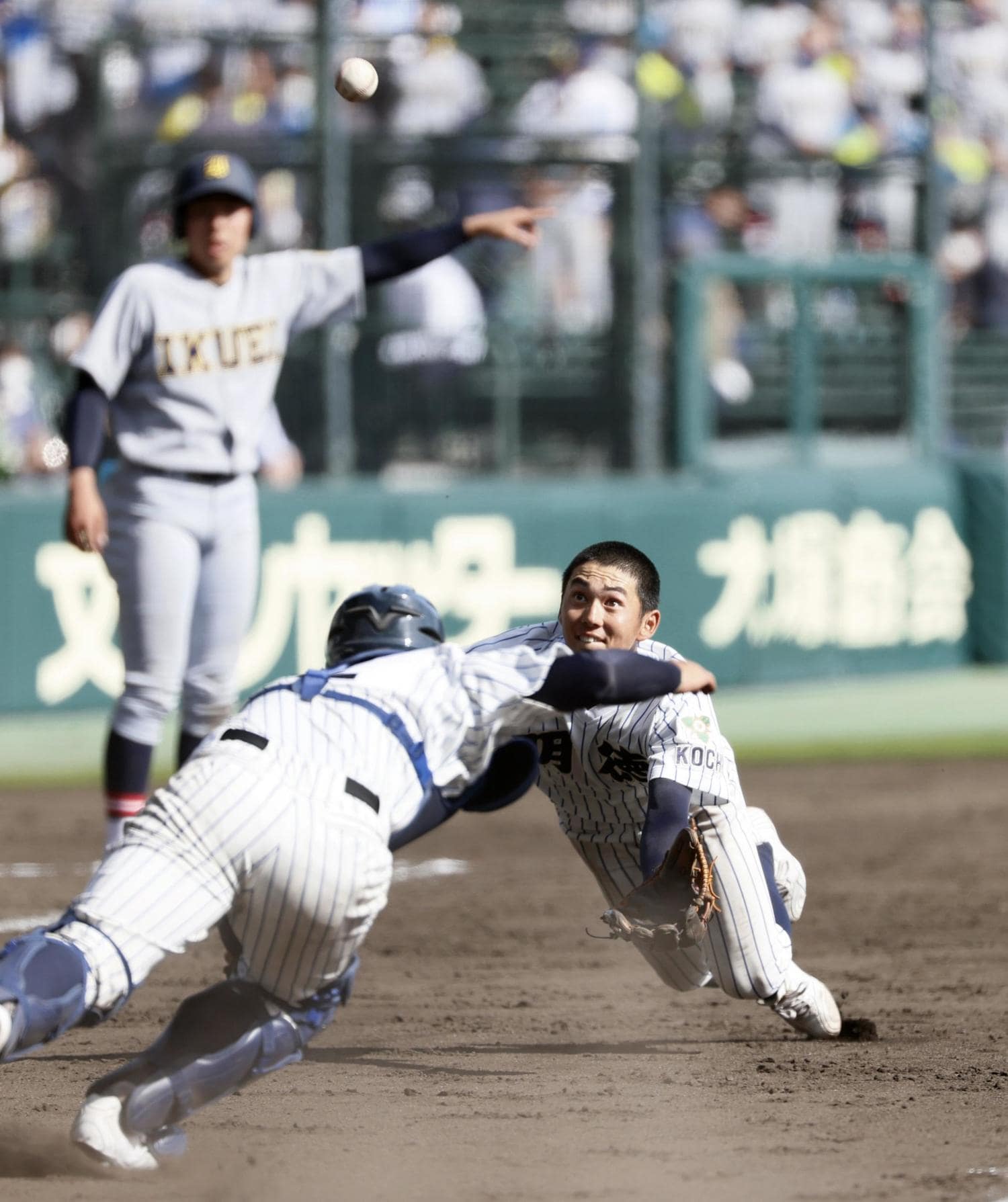 こちらは８回裏仙台育英無死二塁、邪飛を好捕する明徳義塾サード梅原雅斗　©KYODO