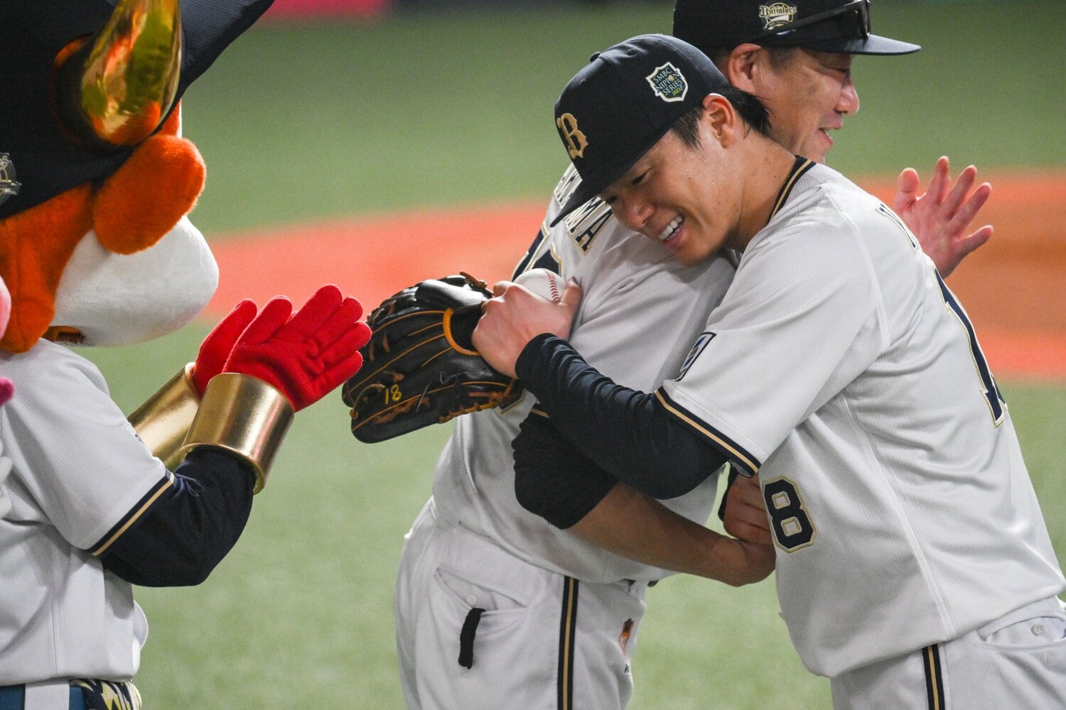 日本シリーズ第6戦で中嶋監督とハグする山本由伸 ©Nanae Suzuki