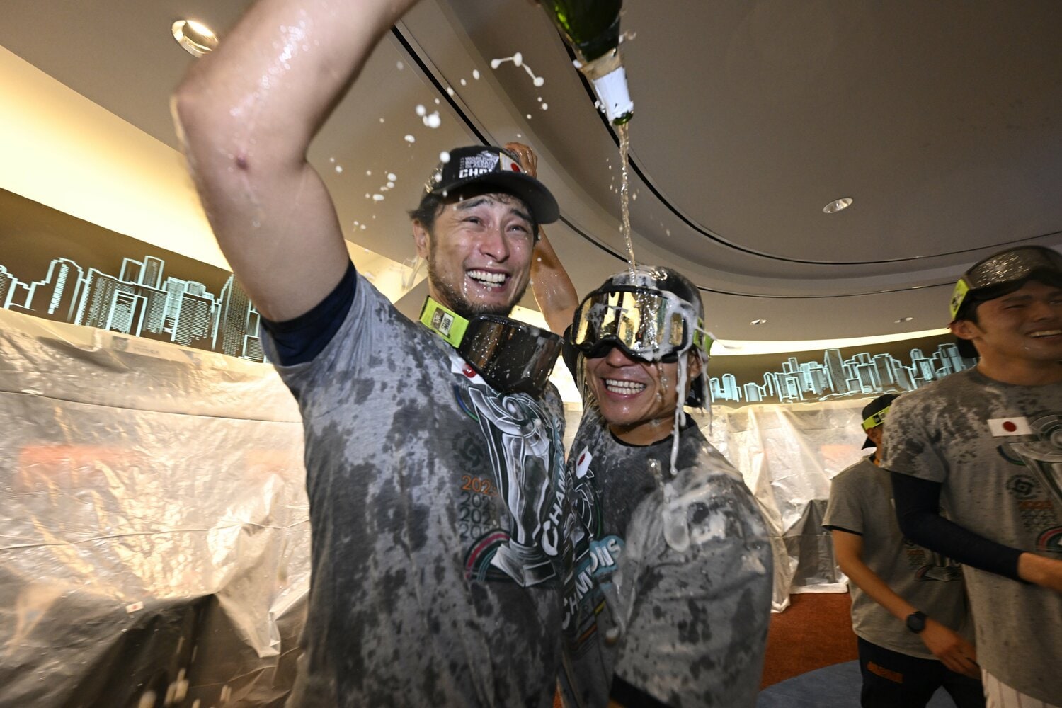 シャンパンファイトでダルビッシュから歓喜の泡を浴びせられる中村（右）　©︎JIJI PRESS