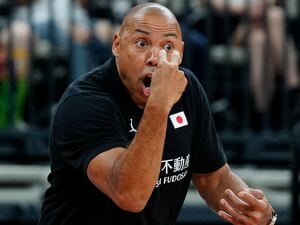 「日本の選手は質問しない」女子バスケ新HCコーリー・ゲインズが壊した“壁”とは? “19歳の主張”を即採用「ココ、思っていることを言いなさい」