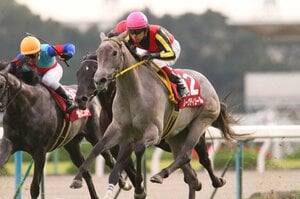 姉と兄が相次いで死亡…悲運の一族に生まれた“ガラスの天才少女”の運命は？ 幻の三冠牝馬の逸話「顔も仕草も愛らしく、どこにこんな力が…」
