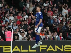 怒るイングランドサポーター「前半からブーイング」敵将トゥヘルは顔を覆い…「それでも日本代表は冷静だった」カメラマンが聖地でとらえた決定的瞬間