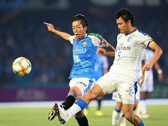 川崎vs.大分「食いつかせ名人」対決。勝者が飲水タイムに選んだ次の一手。<Number Web> photograph by J.LEAGUE
