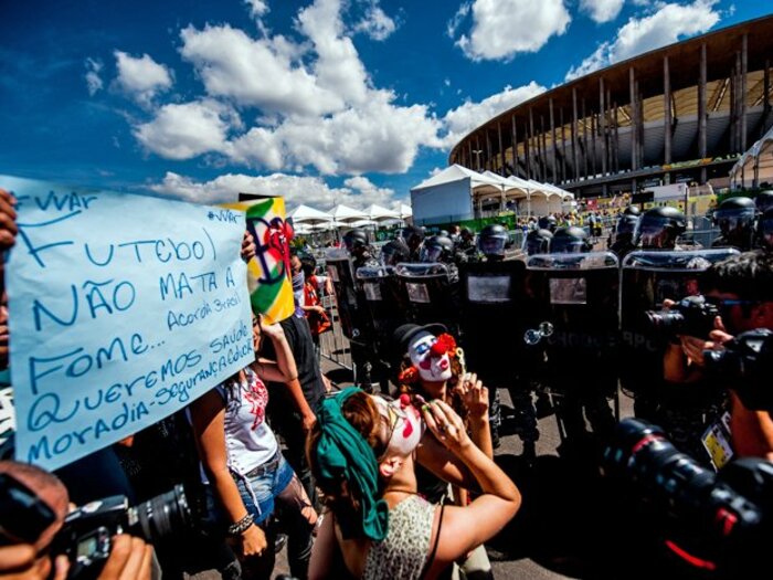 催涙スプレーと鈍かったセレソン――。ブラジルに負けて「がっかり」の贅沢。 <Number Web> photograph by Atsushi Kondo