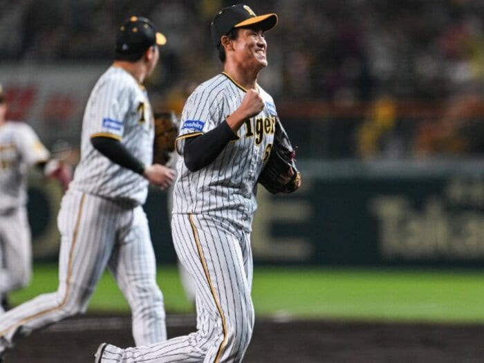 「シーズン中なら絶対やらんやろ」阪神・岡田彰布監督の独断は流れを変える一手に?「ここは湯浅にかけるしかないと」《サヨナラ劇の伏線》<Number Web> photograph by Nanae Suzuki