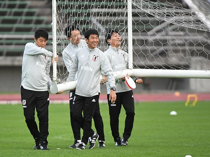 自ら率先してエコノミークラス。森保一監督が示した誠意と気遣い。＜Number Web＞ photograph by JFA/AFLO