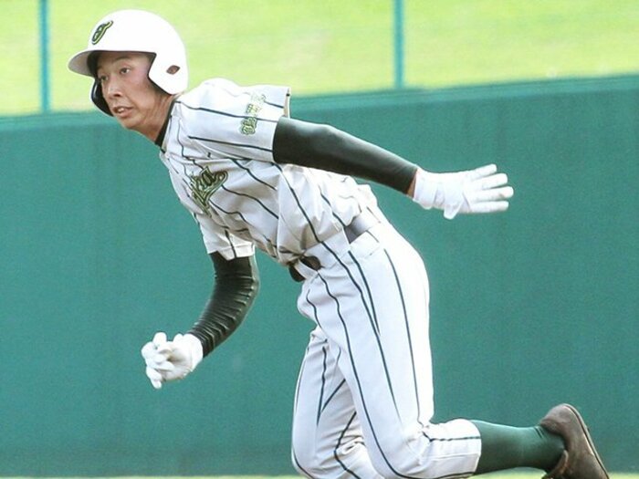 鶴岡東・工藤大輔の「4つのグラブ」。両投げ両打ちは、甲子園で“卒業”。＜Number Web＞ photograph by Hochi Shimbun