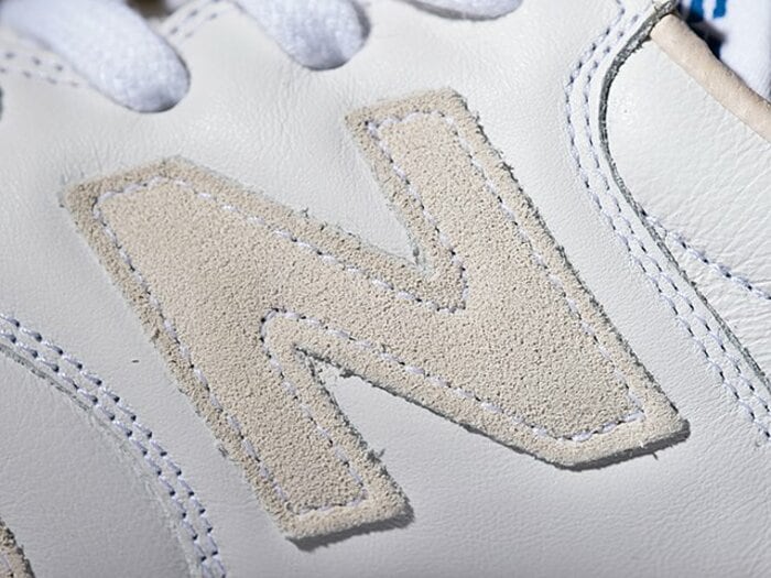 伝説の“白スニ”が復活!? 「NB」のコートスタイルでスポーツカジュアルをキメる!<Number Web> photograph by Nanae Suzuki & Seikoh Coe & New Balance Japan