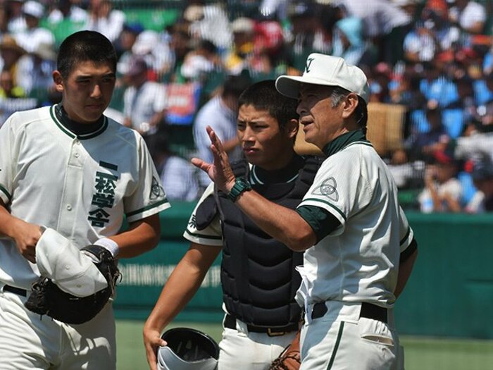 二松学舎監督からエースへの労い。「なんか、無理やりだったかな」<Number Web> photograph by Hideki Sugiyama