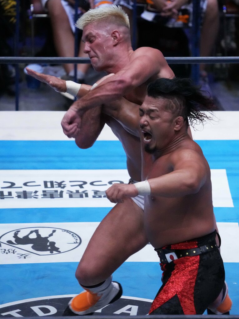 鷹木の腕を取りにいくザック　©Essei Hara