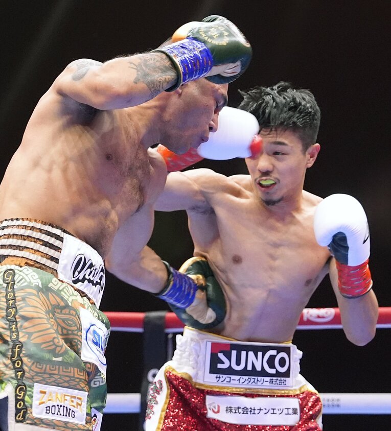 中谷潤人のパンチを受けながら左ボディをねじ込むエルナンデス　©Naoki Fukuda