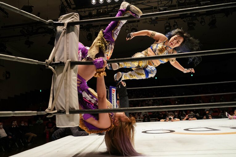 迫力満点の低空ドロップキック