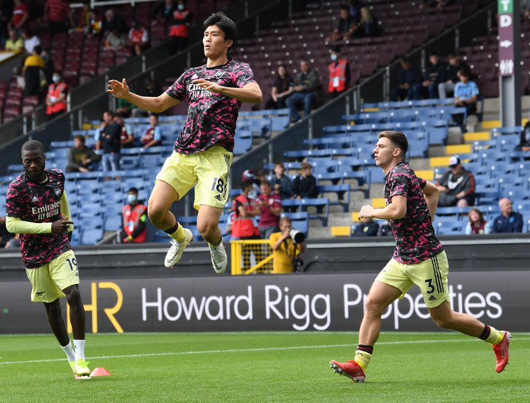 試合前からハイジャンプを見せる冨安　©Getty Images