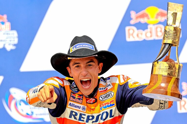 ドイツGPに続き今季2勝目を挙げ、表彰台で喜ぶマルケス。王者らしい明るさが戻ってきた