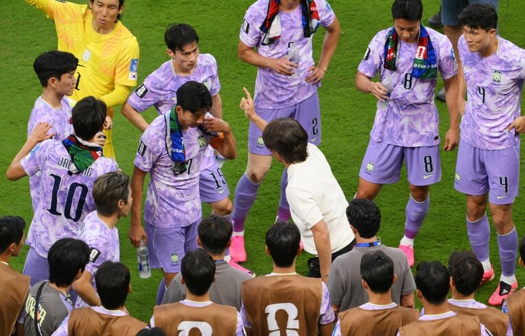 再び波乱…韓国もワースト入り。「肩に控え目に入る蛍光イエローが世界観を崩した」 ©Getty Images