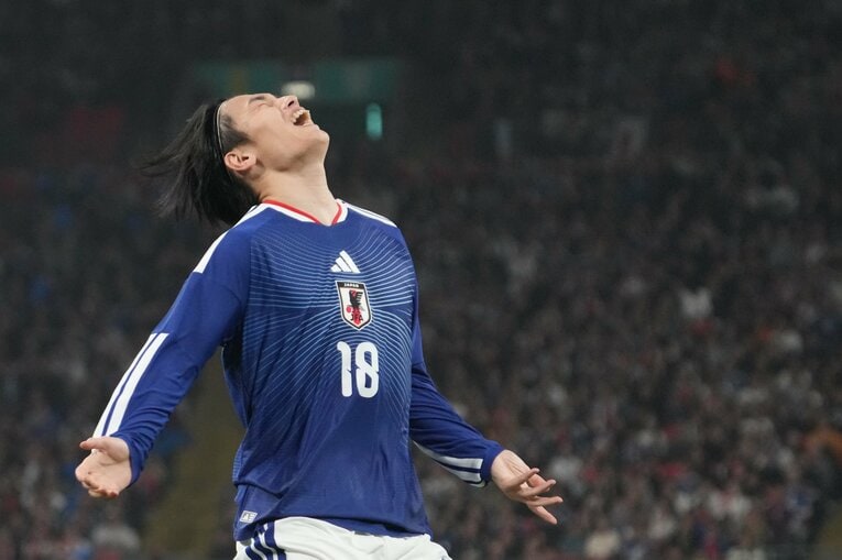 シュートを外して天を仰ぐ上田綺世　©Masashi Hara