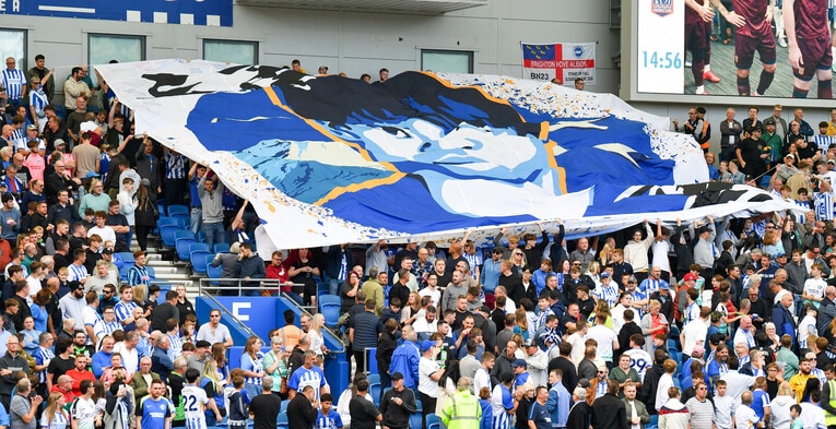 三笘の所属するブライトンの最新試合では、イラストの横断幕が掲げられる場面も　©REX/AFLO