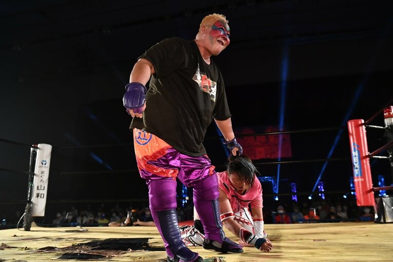 試合でのアジャコング（手術前）　©OZアカデミー