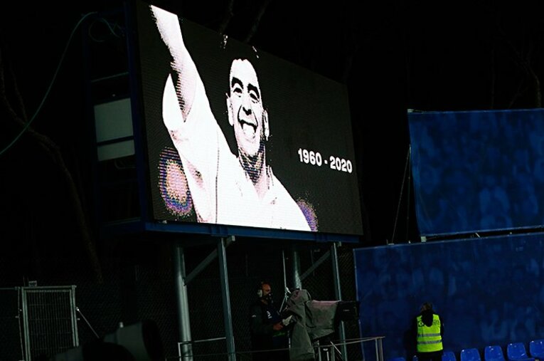 電光掲示板にもマラドーナの表情が映し出された