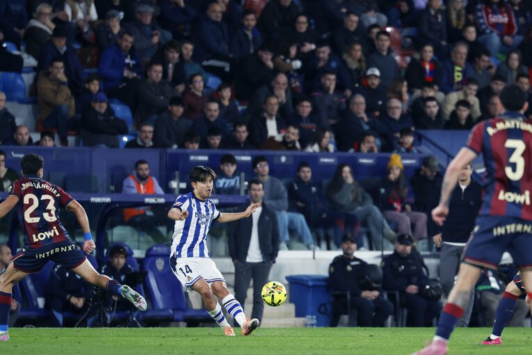 「ふがいないシーズンなので」久保建英が初のヘディング弾後“ファンに謝罪”した背景…不振ソシエダの中で「感覚的には良くなっている」(7)