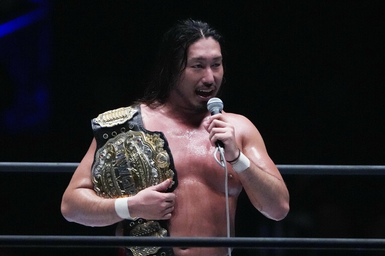 放送席にいた大岩陵平に呼びかける辻陽太　©Essei Hara
