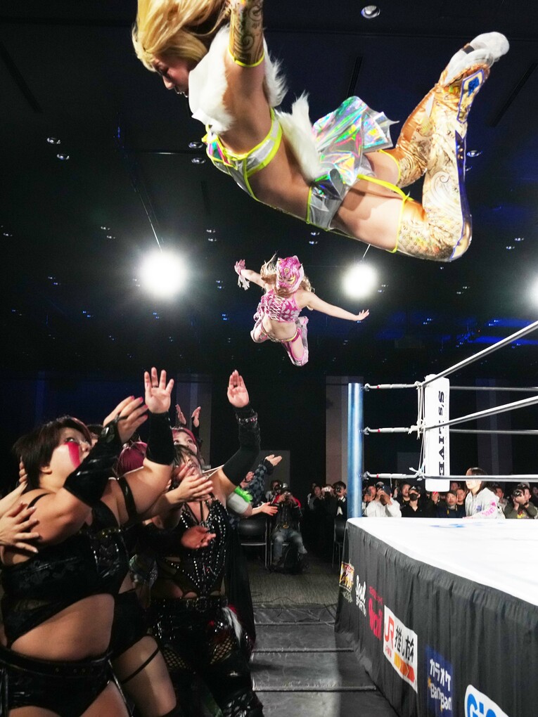 羽南と場外に飛ぶスターライト・キッド　©Essei Hara